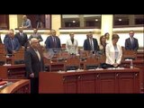 Ora News - Kuvendi nis me një minutë heshtje për ndarjen nga jeta të Dritan Priftit