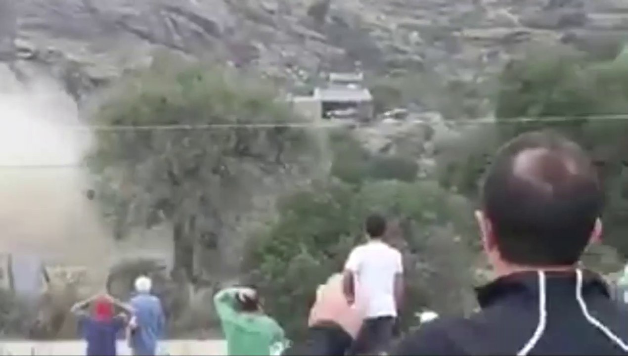 La terrible sortie de route d'une voiture de rallye qui fini dans un camping