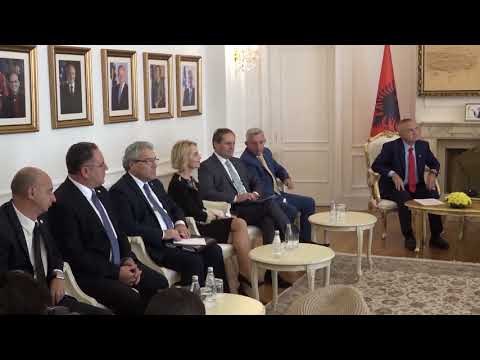 HASHIM THAÇI KEMBENGUL PER PASAPORTAT, “SHQIPERIA TE KRYEJE DETYRIMET KUSHTETUESE” LAJM