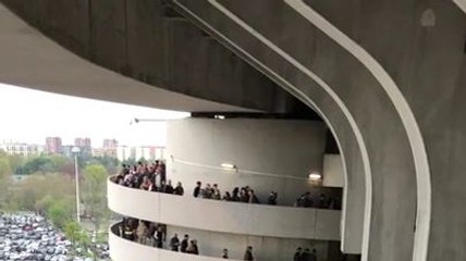 L'escalier en spirale d'un stade donne l'impression de tourner (Illusion d'optique)