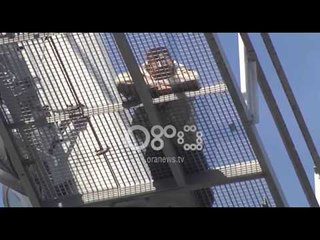 Ora News – Durrës, ngjitet në shtyllën e ndriçimit duke kërcënuar me vetëvrasje