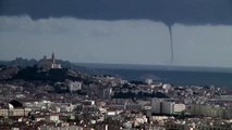 Une tornade filmée au large du port de Marseille