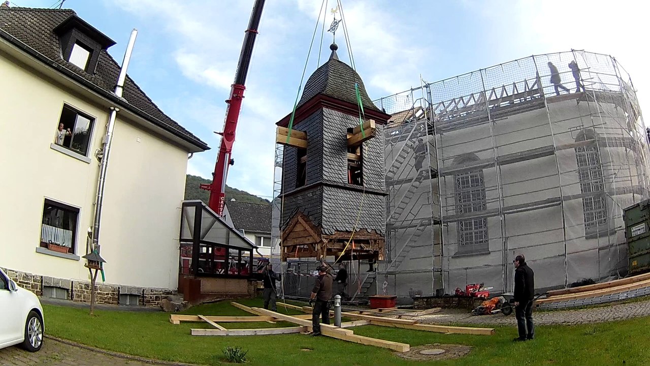 Entfernen des Glockenturms im Rahmen der Sanierung der St. Matthias Kapelle in Leimbach