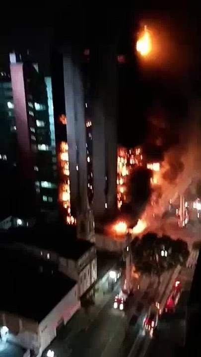 Les images de l'effondrement du gratte ciel de Sao Paulo