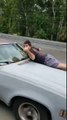 Etats-Unis : un homme est sur le capot de la voiture de sa femme sur l'autoroute