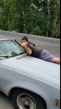 Etats-Unis : un homme est sur le capot de la voiture de sa femme sur l'autoroute