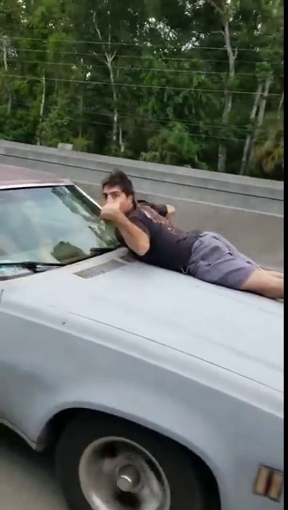 Etats-Unis : un homme est sur le capot de la voiture de sa femme sur l'autoroute