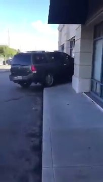 Le coup de folie de cet homme qui rentre avec son pickup dans le magasin