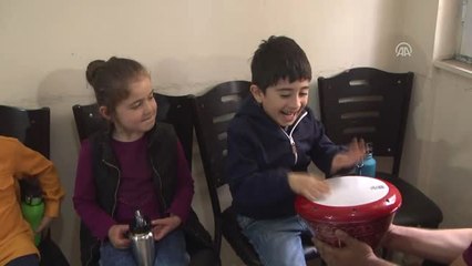 Hakkari'de Çocuklara Müzik Aletleri Tanıtıldı