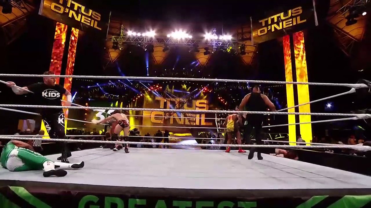 Un catcheur fait une entrée remarquée sur le ring