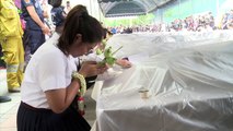 Tailândia: estudantes de medicina homenageiam cadáveres