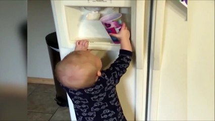 Ce bébé voulait juste boire de l'eau mais a fini trempé