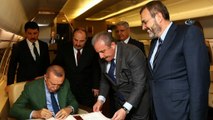 Cumhurbaşkanı Erdoğan, Güney Kore dönüşü uçakta Cumhur İttifakı protokolünü imzaladı