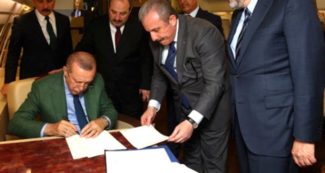 Cumhurbaşkanı Erdoğan Cumhur İttifakı Protokolü'nü Uçakta İmzaladı