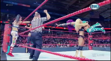 SASHA BANKS, MICKIE JAMES Y BAYLEY VS THE ABSOLUTION WWE RAW 25/12/17 EN ESPAÑOL