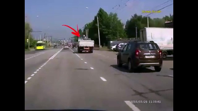 Đừng đi quá gần những chiếc xe tải lớn, bạn không thể biết việc gì sẽ xảy ra!