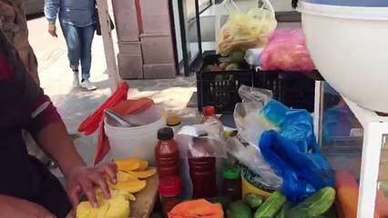 UN MARIACHI ME PIDE QUE LO PROMUEVA Y CANTAN PARA MI .