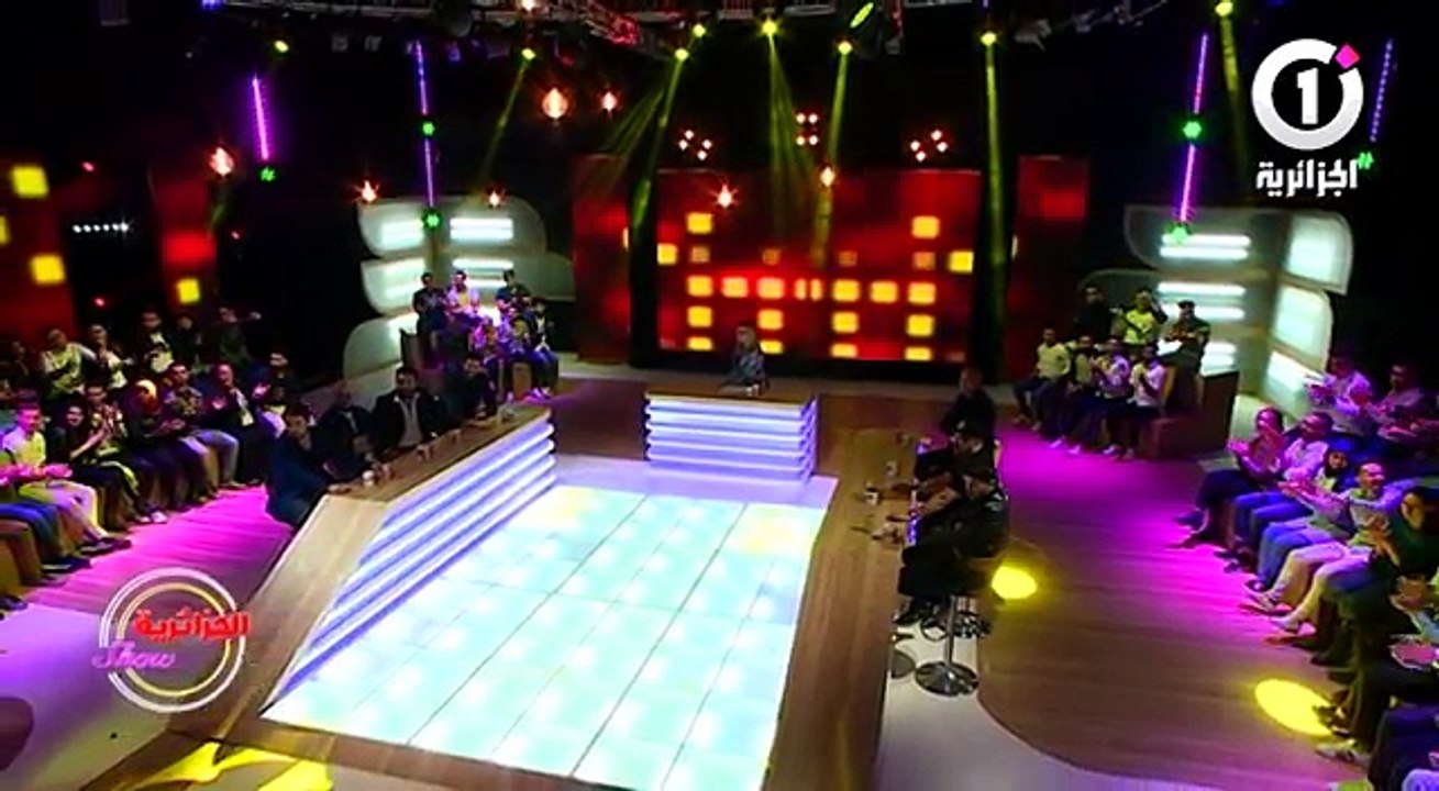 الشابة خيرة تفاجئ الشاب نصرو في بلاطو الجزائرية بأغنية : نقعد معاك pour toujours