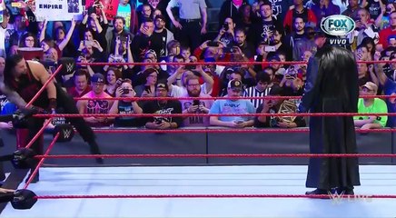 UNDERTAKER REGRESA Y ATACA A ROMAN REIGNS EN ESPAÑOL WWE RAW 6/3/17
