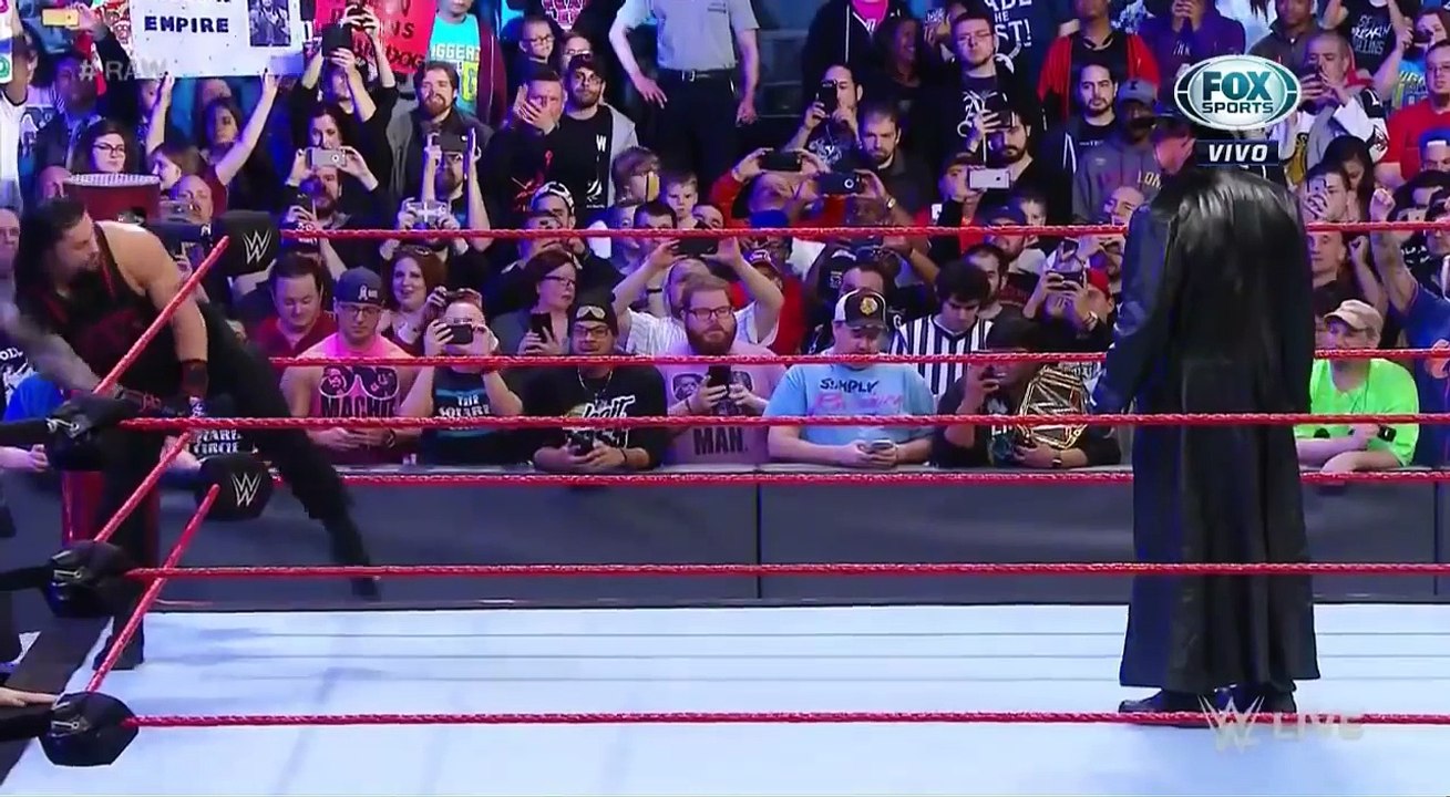 UNDERTAKER REGRESA Y ATACA A ROMAN REIGNS EN ES...