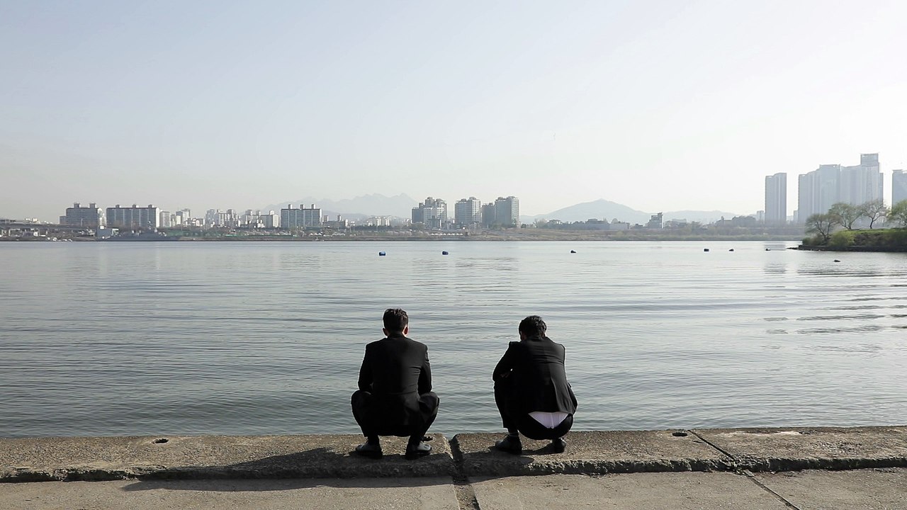 한강 앞 말 없는 그들은 누구? [잠시 휴] 티저
