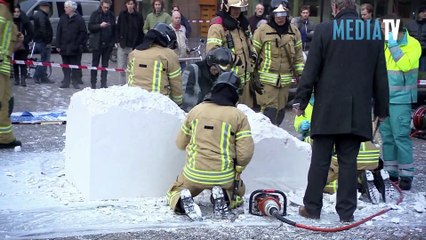Enterrée vivante dans un bloc de plâtre, les pompiers sortent cette "artiste" !