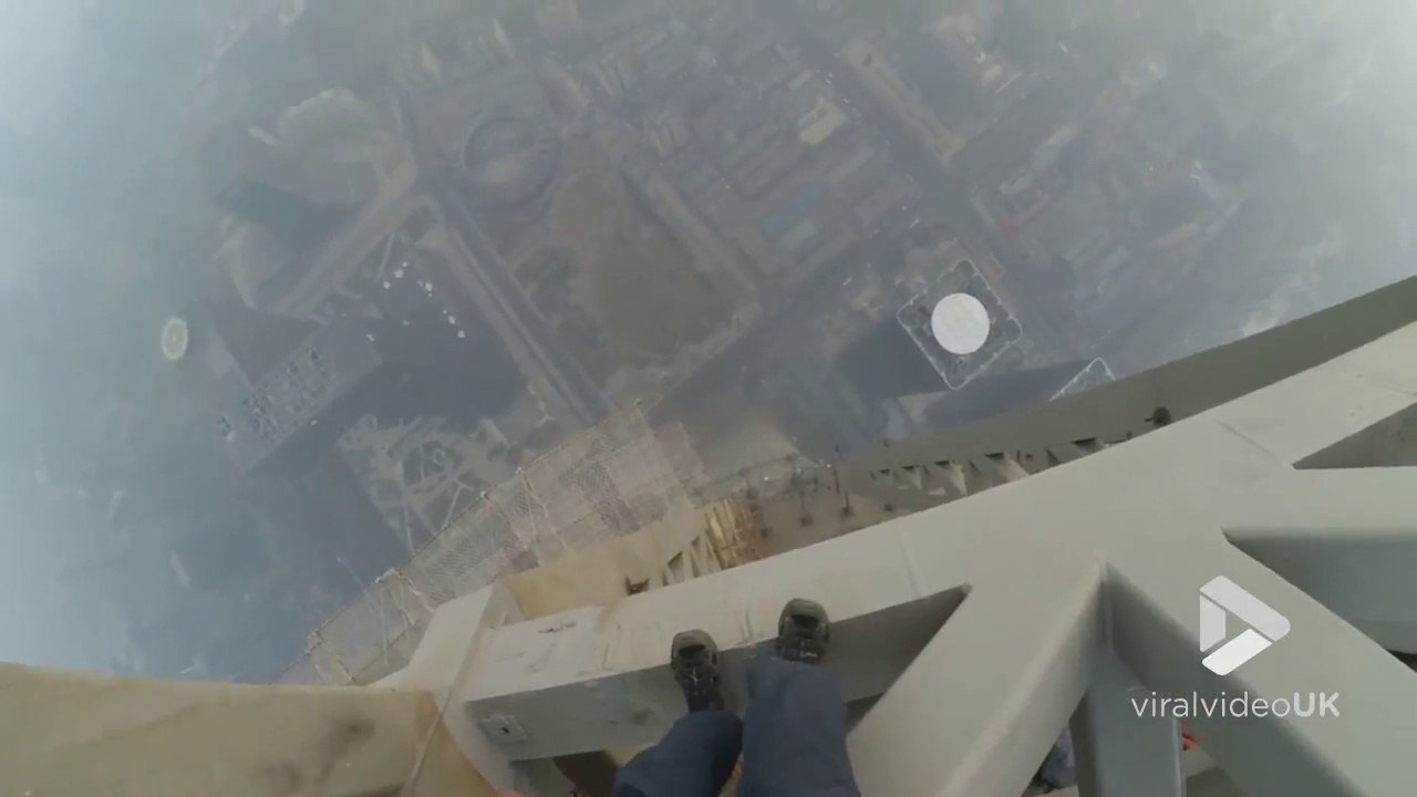 Saut en BaseJump d'un gratte ciel en construction à Pékin !