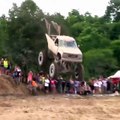 Epic Monster Truck Jump se termine dans la destruction