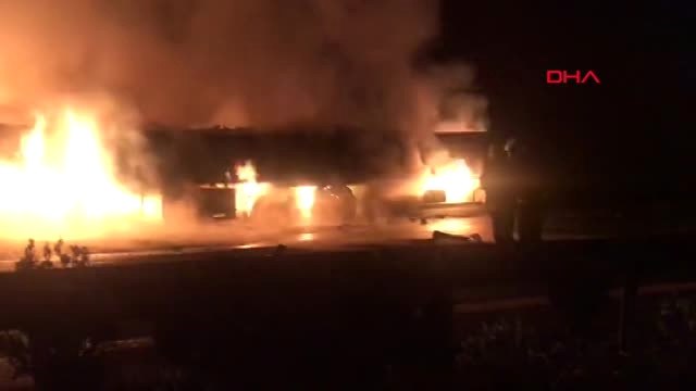 Niğde-Bal Mumu Yüklü Tır Alev Alev Yandı