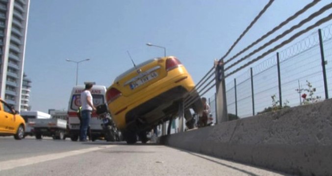 Direksiyon Başında Uyuşturucu Kullanan Taksi Sürücüsü Trafiği Birbirine Kattı