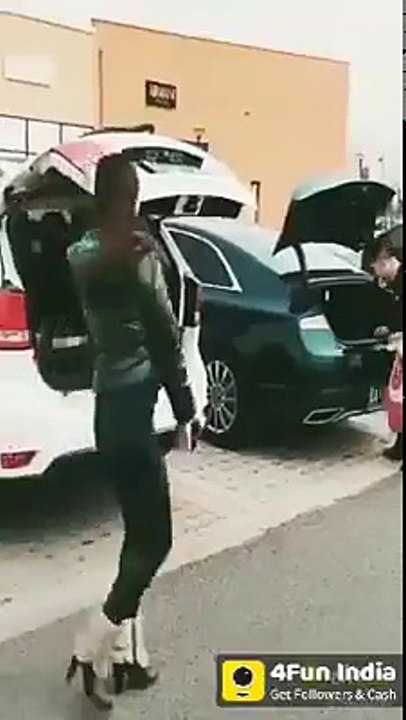 Bacakları ile bagaj kapağını kapatmak