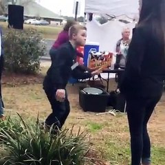 Il essaye d'impressionner une fille en dansant