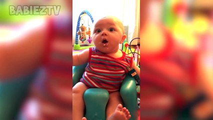 Bébés drôles essayant des choses pour la première fois