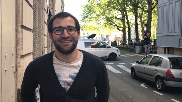 Un joueur des Dockers explique les règles du football américain