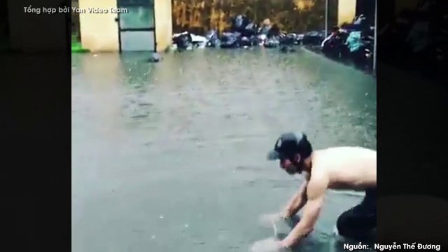 Tập bơi khi trường bị ngập, đây đích thị là thanh niên “lầy” nhất ngày hôm nay