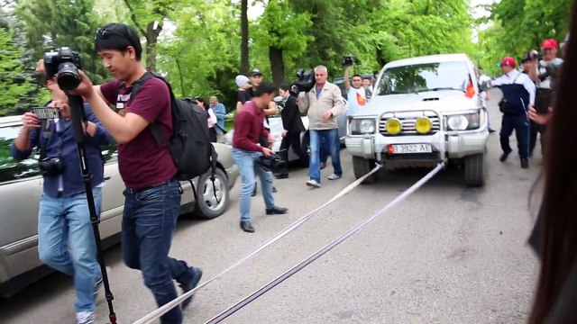 Un enfant tracte un tout-terrain de 3 tonnes