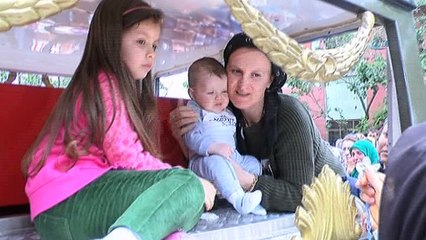 Şehit olan babasının tabutunu öpüp böyle sarıldı