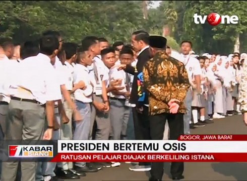 Temui Pelajar, Jokowi Kenakan Jaket Asian Games