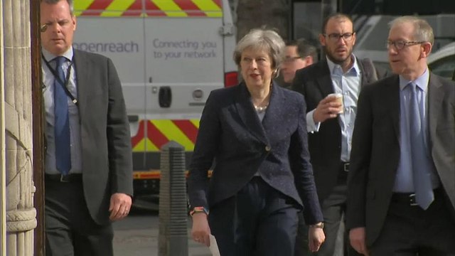 Theresa May resiste en los comicios locales británicos