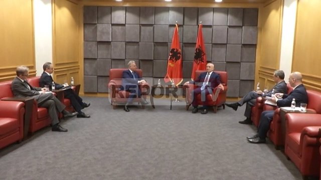 Report TV - Meta takohet me Presidentin e Komisionit të Venecias