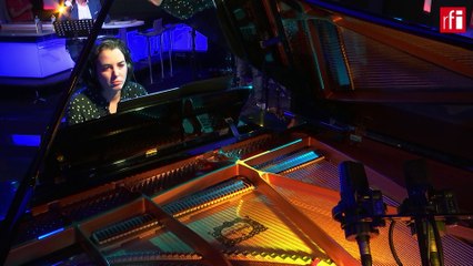 Daphné interprète "Faite à l'envers" en live