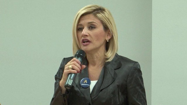 Mimoza Kusari - Lila takohet me studentet e Gjakovës - Lajme