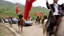 Kırgızlar Vali Zorluoğlu'nu Yöresel Kıyafetlerle Karşıladı