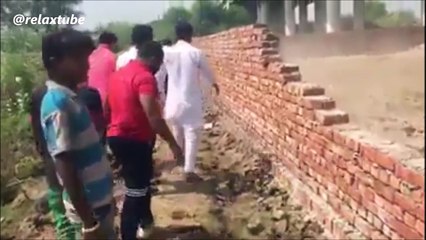 என்னடா இது தொட்டாலே சுவர் விழுகுது