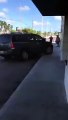 Un chauffard devient fou et détruit un magasin avec son SUV