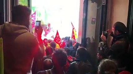 Des cheminots envahissent brièvement le siège de La République en Marche à Paris - Regardez