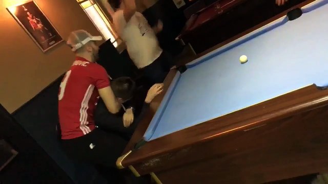 Ils s’amusent à jouer au billard avec leur pote ivre