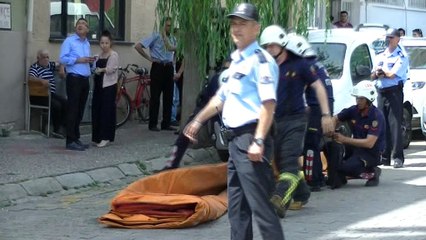 Görevliler ikna edince, atlamaktan vazgeçti