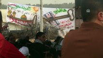 Filistinliler cuma namazını sınırda kıldı - HAN YUNUS