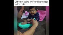 Đến kẻ u sầu nhất cũng ‘bật cười’ khi xem video này: Bố không thể nghiêm túc nổi để cắt móng tay cho con